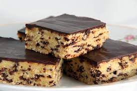 Er sollte in der mitte. Ameisenkuchen Saftiger Blechkuchen Mit Eierlikor Und Schokostreusel Rezepte Und Kochbuch Deutsche Hausmannskost De