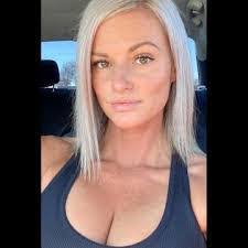 Amanda Brun's Instagram, Twitter & Facebook