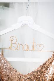 Braut Kleiderbugel Geschenk Zur Hochzeit Schriftzug In Gold Oder Rosegold Braut Braut Kleiderbugel Gastegeschenk Hochzeit Und Geschenk Hochzeit