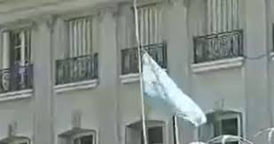 Son designados por el gobierno nacional. Duelo Mundial Embajada Argentina En Chile Coloca Bandera A Media Asta Tras Muerte De Diego Maradona El Mostrador