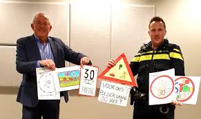 Daarnaast ben ik ook weer voor oldebroek.net op pad geweest en voor deze site ook het nieuws binnen de gemeente vast gelegd. Winnende Ontwerpen Verkeersbordenactie Bekend Www Oldebroek Net