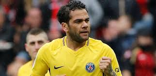 #dani alves #brazil nt #eet myne #daniel alves #i dont even like brazil but ugh there were no barca pics with this awesome hair :c #ps #g: Adeus Lateral Nova Posicao Para Daniel Alves No Time Empolga Psg 29 03 2018 Uol Esporte