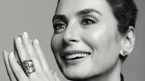 루이 비통 떠나는 주얼리 디자이너, 프란체스카 암피테아트로프 < Business < 기사본문