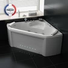 Une baignoire d'angle balnéo offre un confort et des services bien supérieurs à ceux d'une baignoire classique, en donnant la possibilité plaisante de prendre des bains à deux, grâce aux baignoires 2 places, et en se transformant en véritable jacuzzi privé, un véritable luxe que connaissent bien les. Baignoire Balneo D Angle Gain De Place Baignoire Balneo D Angle 2 Places Maloya Baignoire Balneo Baignoire Angle Baignoire