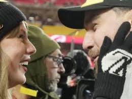 Michelle Williams engaged, expecting child with Thomas Kail