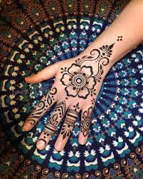 Berbagai macam motif henna bisa mempercantik tangan kamu. Gambar Mungkin Berisi Satu Orang Atau Lebih Dan Dekat