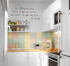 Las paredes tienen infinitas posibilidades decorativas: 5 Claves Para Decorar La Pared De La Cocina Leroy Merlin