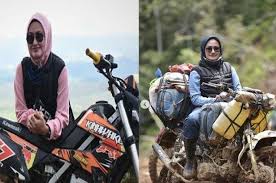 Menurut jaketnya sih, pria yang. Enggak Nyangka Video Bupati Cantik Doyan Trabasan Naik Motor Trail Enggak Takut Menerjang Medan Ekstrim Cuy Semua Halaman Gridmotor Id