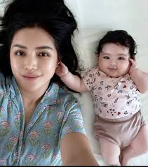 Hagia dan Mama Jedar... Dah pinter pose aja Hagia... Pinter banget , sadar  kamera ,gemesnya nambah.. 😘😘🥰