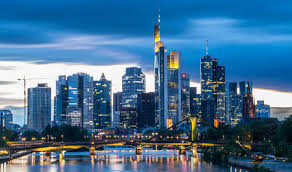 This modern office tower offers stunning views over the vibrant city. Trianon In Frankfurt Wechselt Fur 670 Millionen Euro Den Besitzer