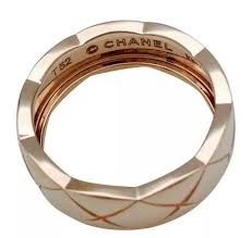 Ce bijou imaginé et entièrement crée par notre maison, fait partie de notre sélection de bague, collier, pendentif, boucle d'oreille, bracelet et parure. Chanel Bague Coco Crush Miller