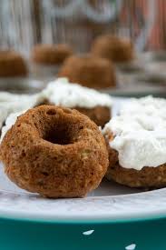 Pastinakenkuchen Mit Holunderfrosting Und Beerensauce Vegan Super Einfach Und Lecker Fingerfood Rezepte Holunderblutensirup Rezept Pastinaken Rezepte