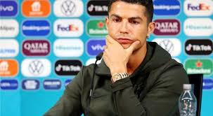 ما أن يُذكر أمامنا اسم النّجم العالمي البرتغالي كريستيانو رونالدو ، لاعب كرة القدم الشّهير، حتى تتقافز إلى مخيّلتنا صورته وهو يُناور في الملعب، ويركض بالكرة إلى مرمى فريقه الخصم مع توزيعها بخفّة إلى شُركائه في الفريق، بحركات رشيقة ومتناهية السّرعة والذّكاء. ÙƒØ±ÙŠØ³ØªÙŠØ§Ù†Ùˆ Ø±ÙˆÙ†Ø§Ù„Ø¯Ùˆ ÙŠØ«ÙŠØ± Ø£Ø²Ù…Ø© Ù…Ø¹ ÙƒÙˆÙƒØ§ÙƒÙˆÙ„Ø§