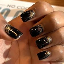 Black And Gold Acrylic Nails Short Square Short Black And Gold Acrylic Nails New Years Nails In 2020 Gold Acrylic Nails New Year S Nails Short Acrylic Nails Designs