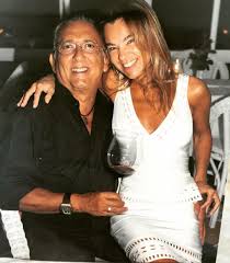 Galvão bueno, 65 anos, chegou para assistir o desfile das campeãs neste sábado, 13, na sapucaí, acompanhado da mulher desirée soares, de 47 anos. Para Amar Nao Existe Idade