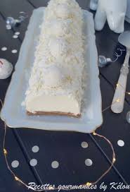 Buche De Noel Avec Une Base De Gateau Moelleux Praline Recouvert D Une Couche De C Buche De Noel Recette Facile Recette Gateau Noel Buche De Noel Noix De Coco