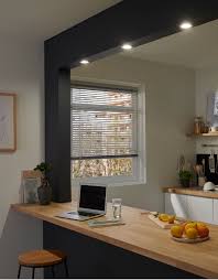 Apportez De La Luminosite A Votre Cuisine Idee Deco Mettre En Valeur Un Bar En L Eclairant Avec Des Spots A En Rangement Maison Castorama Idee De Decoration