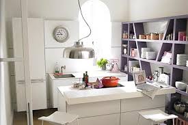 Es passt in viele wohnbereiche und lässt sich gut zu verschiedenen einrichtungsstilen kombinieren. Eine Kuche In Weiss Mit Einem Regal In Lila Bild 9 Living At Home