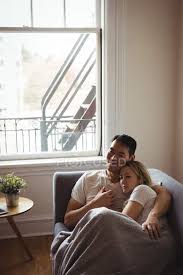 In einem romantischen wohnzimmer kann man die richtige dekoration und einrichtung finden. Romantisches Paar Entspannt Auf Dem Sofa Im Heimischen Wohnzimmer Zuhause Bleiben Ausruhen Stock Photo 225322374