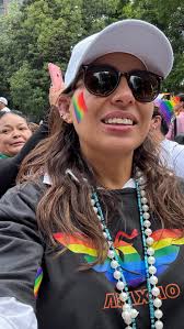 Las mujeres negras nos acompañamos ❤️‍🔥”Negritud resiliente tú nunca  mueres, porque vives en mi piel, porque corres por mis venas ¡porque sigues  aquí! ¡Pujante y despierta!🌺🌸🖤❤️‍🔥Aleida Violeta Cisneros