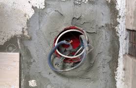 Die punkte für die kleinen löcher müssen gleichmäßig auf dieser linie sitzen. Lochdose Mit Drahten Zur Installation Der Steckdose Bei Reparatur Der Hausverkabelung Und Verlegung Von Fliesen Keramikfliesen Lizenzfreie Fotos Bilder Und Stock Fotografie Image 97707027