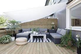Une vegetation luxuriante et un bassin pour se ressourcer une banquette ornee de coussins douillets pour. Travaux Pour Construire Et Amenager Une Terrasse Exterieure Illico Travaux
