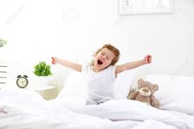朝のベッドの子の少女を目覚め の写真素材・画像素材. Image 53125406.