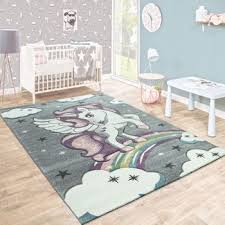 Auch schlichte teppiche in lustigen und einzigartigen formen bieten sich für ein kinderzimmer an. Kinderteppich Mit Einem Glucklichen Einhorn Das Auf Einem Wunderschonen Regenbogen Tanzt Kinderteppiche Kinderzimmer Teppich Bunt