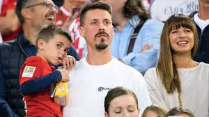 Según dicha emisora, el presidente del club azulgrana, joan laporta. Sandro Wagner Privat So Tickt Der Ex Kicker Trainer Und Tv Experte Mit Frau Und Kindern News De