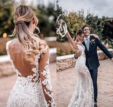 Luxurious beaded lace cascades over a shimmering metallic underlay in this majestic ball gown wedding dress. Rahoittaa Mielenkiintoista Toveruus Lace Wedding Dress With Sleeves And Open Back Hellenicheritageinstitute Org
