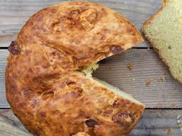La torta di pasqua al formaggio è una ricetta tipica umbra del periodo pasquale.esistono diverse ricette per poterla realizzare, alcune con lievito madre, altre con l'aggiunta di pepe nero nell'impasto, altre ancora con lo strutto del maiale, ma io sono legata a questa ricetta di mamma preparata con il burro e ancora mi sembra di sentire il profumo della torta appena sfornata, del clima. Torta Umbra Salata Mangiare Bene