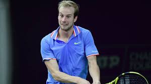 Botic van de zandschulp is de rust zelve wanneer hij zich kort voor middernacht in het perscentrum meldt van roland garros. Vals Positieve Van De Zandschulp Ziet Challenger In Hamburg In Rook Opgaan Nos