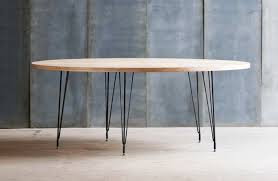 Avec ses pieds croisés et son épais plateau, elle évoque les tables d'autrefois. Superbe Table Ronde Contemporaine Realisee Sur Mesure En Bois Et Metal