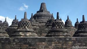 Candi borobudur yang megah merupakan monumen masa lalu yang menjadi bukti tentang keberadaan ilmu pengetahuan dan teknologi arsitektur yang dimiliki bangsa indonesia. Drone Jatuh Di Candi Borobudur