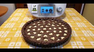 Versare la crema al cioccolato bianco sulla base di frolla, stendere la parte rimanente e coprire la torta, avendo cura di ripiegare il bordi sulla copertura con le dita. Crostata Al Cacao Con Crema Di Cioccolato Bianco Per Bimby Tm6 Tm5 Tm31 Youtube