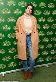 Ein grüner und schelmischer sumpfbewohner. Stacey Solomon Cuddles Up To Brother Josh At Shrek S Christmas Grotto Opening In London Daily Mail Online