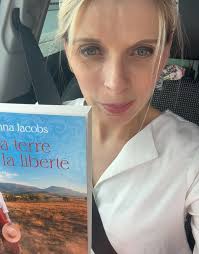 La terre de la liberté, Anna Jacobs, À la mort de son père, Nora, veuve de  guerre, n’a nulle part où aller. Elle accepte pour le bien de sa fille  d’épouser Andrew, père de deux fils et veuf lui aussi, ...