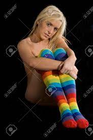 Eine Attraktive Blonde Frau Nackt Trägt Bunte Gestreifte Socken Lizenzfreie  Fotos, Bilder Und Stock Fotografie. Image 93978875.