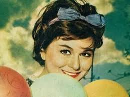 46 عامًا مضت على العرض الأول لأحد أهم الأفلام في تاريخ السينما المصرية وهو خلي بالك من زوزو الذي قدمته الفنانة الراحلة سعاد حسني عام 1972، وهو الفيلم الذي تناقشه، اليوم الأحد، آية عبدالعاطي، عبر برنامج فيلم السهرة. Ù‚ØµØ© Ù†Ø¬Ù… Ø³Ù†Ø¯Ø±ÙŠÙ„Ø§ Ø§Ù„Ø´Ø§Ø´Ø© Ø³Ø¹Ø§Ø¯ Ø­Ø³Ù†ÙŠ Ø¨ÙˆØ§Ø¨Ø© Ø§Ù„Ù‚Ø§Ù‡Ø±Ø©