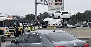 Un choque que involucró entre 70 y 100 vehículos dejó al menos 5 muertos y decenas de heridos en una carretera interestatal en texas. Ep Gib1nk1en6m