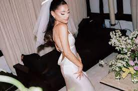 Ariana grande passionately kisses dalton gomez & debuts her wedding dress in 1st photos. Mtjv9zqop Xglm