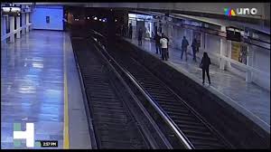 Un accidente ocurrió en las escaleras eléctricas del metro de la cdmx, estación tacubaya, 2 personas resultaron lesionadas. Azteca Noticias Peritaje Por Accidente En El Metro Cdmx Facebook