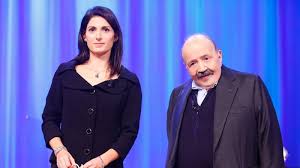 This program has been the longest running talk show in the history of italian television, with the record of 25 seasons, 4,390 episodes, 8,100 hours of transmission and 32,800 guests. Maurizio Costanzo Show Torna Da Domani Ospiti Virginia Raggi Sileri Mentana Giletti Spettacolo Eu