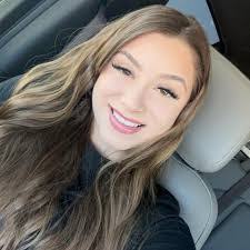 Rachelle Schaefer's Instagram, Twitter & Facebook