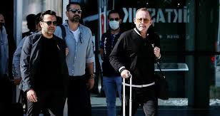 Emre kocadağ kimdir sütiş'in ikinci kuşak yöneticisi emre kocadağ, yurtiçi ve yurtdışında yaptığı yatırımlarla markaya ivme kazandırdı. Emre Kocadag Cifte Kupayla Donecegiz
