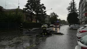 Blitz in arrivo articolo maltempo, grandine devastante tra. Grandine E Vento Si Abbattono Su Modena Trenta Feriti E Molti Danni