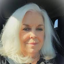 Leslie Sheedy's Instagram, Twitter & Facebook