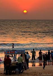 One of the best place for excursion, it is also a great place to unwind and to enjoy sunset of mumbai. Juhu Beach Sunset Mumbai Juhu Beach Mumbai India India Travel