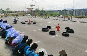 Jaga jarak yang selamat semasa memandu di belakang kenderaan lain. Petron Anjur Program Keselamatan Jalan Raya Yang Pertama Dan Terbesar Di Sabah Mekanika