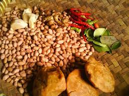 Sambal kacang yang digunakan unuk pecel ini biasanya terbuat dari kacang tanah yang sudah di goreng yang ditambahkan gula merah, asam, garam secukupnya dan juga dengan daun jeruk, cabai. Gak Perlu Beli Ini Resep Mudah Bikin Sambal Kacang Yang Yummy